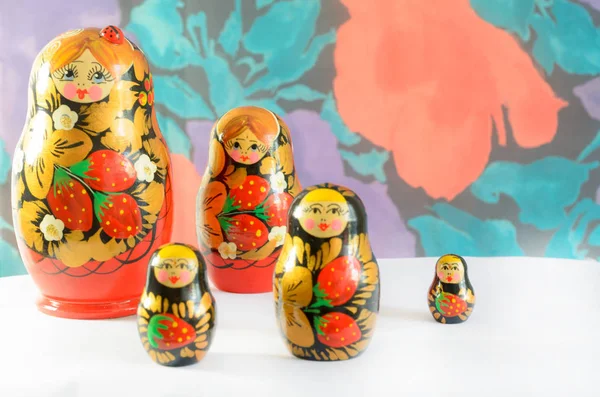 Rosyjski matryoshkas na jasnym tle i kolorowym tle. — Zdjęcie stockowe