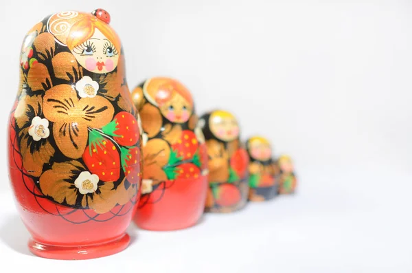 Russo matryoshkas em um fundo claro e um fundo colorido . — Fotografia de Stock