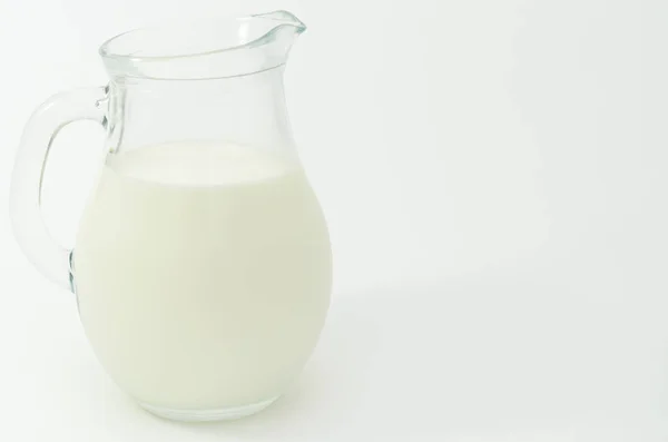 Färsk komjölk i en burk på en ljus bakgrund. — Stockfoto