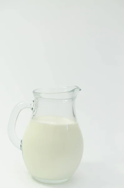 Leche fresca de vaca en un frasco sobre un fondo claro . — Foto de Stock