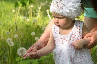 Mutlu anne ve küçük kızı parkta.
