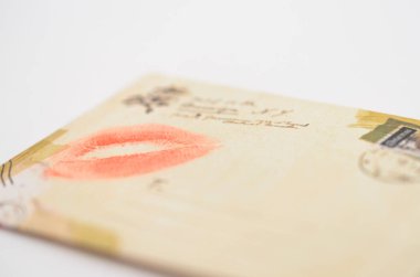 Zarf ile dudakları mesaj aşık bir kız öpücük.