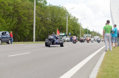   Özel giysili onların motosiklet bisikletçileri tasma varoşlarında binmek. 