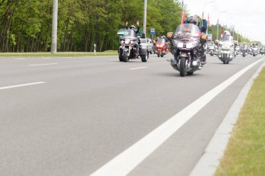   Özel giysili onların motosiklet bisikletçileri tasma varoşlarında binmek. 