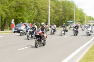   Özel giysili onların motosiklet bisikletçileri tasma varoşlarında binmek. 