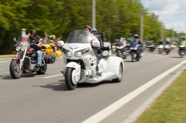   Özel giysili onların motosiklet bisikletçileri tasma varoşlarında binmek. 