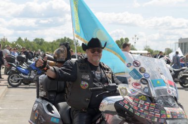 Hareket sütun bisikletçileri Brest yıllık Uluslararası Toplantı.