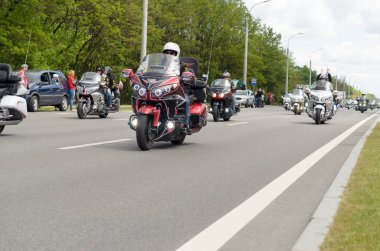 Özel giysili onların motosiklet bisikletçileri tasma Brest Şehir eteklerinde binmek..