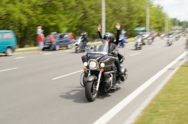 Özel giysili onların motosiklet bisikletçileri tasma Brest Şehir eteklerinde binmek..