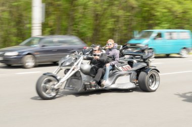 Özel giysili onların motosiklet bisikletçileri tasma Brest Şehir eteklerinde binmek..