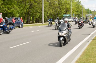 Özel giysili onların motosiklet bisikletçileri tasma Brest Şehir eteklerinde binmek..