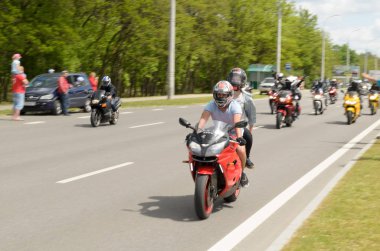 Özel giysili onların motosiklet bisikletçileri tasma Brest Şehir eteklerinde binmek..