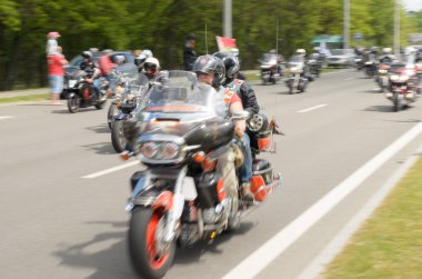 Özel giysili onların motosiklet bisikletçileri tasma Brest Şehir eteklerinde binmek..