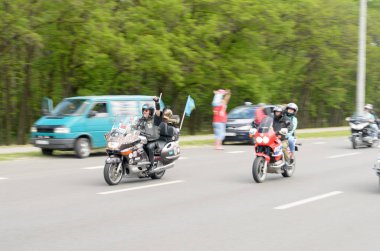 Özel giysili onların motosiklet bisikletçileri tasma Brest Şehir bisikletçileri yıllık uluslararası festivalde eteklerinde 27 Mayıs binmek.