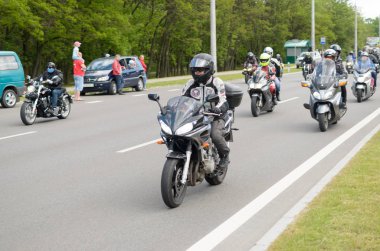 Özel giysili onların motosiklet bisikletçileri tasma Brest Şehir eteklerinde binmek..