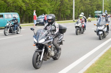 Özel giysili onların motosiklet bisikletçileri tasma Brest Şehir eteklerinde binmek..