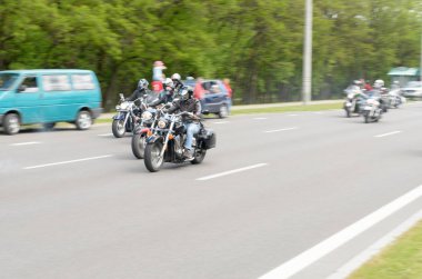 Özel giysili onların motosiklet bisikletçileri tasma Brest Şehir eteklerinde binmek..