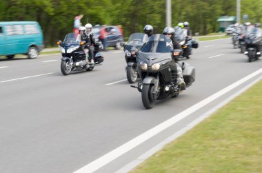 Özel giysili onların motosiklet bisikletçileri tasma Brest Şehir eteklerinde binmek..