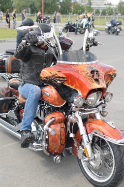 Hareket sütun bisikletçileri Brest yıllık Uluslararası Toplantı.