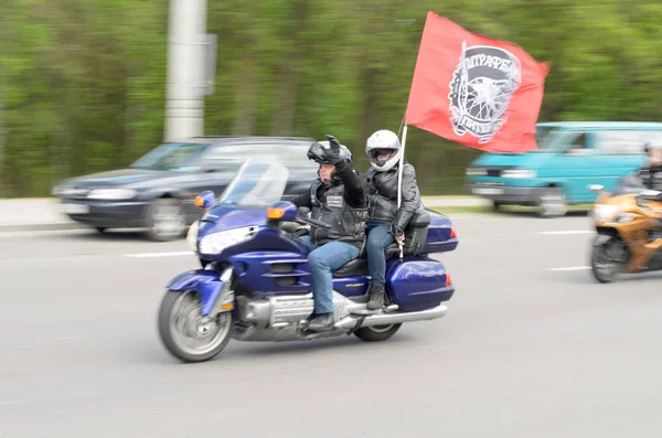 Байкеры на мотоциклах в специальной одежде едут на воротнике на окраине Бреста . — стоковое фото