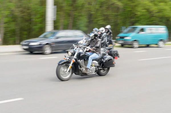 Rowerzyści na motocyklach w specjalne ubrania jeździć pewien kołnierz na obrzeżach miasta Brest. — Zdjęcie stockowe
