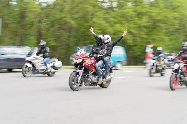 Özel giysili onların motosiklet bisikletçileri tasma Brest Şehir eteklerinde binmek..