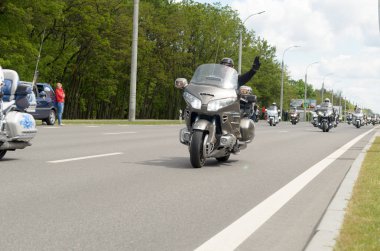 Özel giysili onların motosiklet bisikletçileri tasma Brest Şehir eteklerinde binmek..