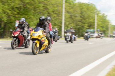 Özel giysili onların motosiklet bisikletçileri tasma Brest Şehir eteklerinde binmek..