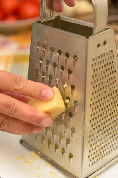 O processo de preparar pratos deliciosos em detalhes usando uma faca e ferramentas especiais . — Fotografia de Stock