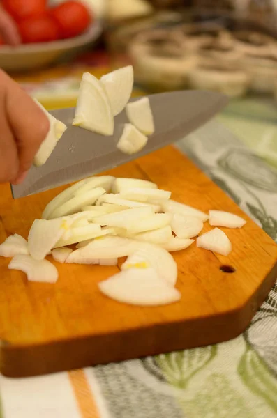 O processo de preparar pratos deliciosos em detalhes usando uma faca e ferramentas especiais . — Fotografia de Stock