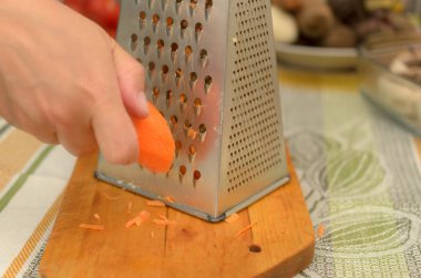 Bir bıçak ve özel araçları kullanarak ayrıntılarda lezzetli yemekleri hazırlama süreci.