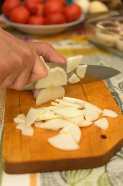 O processo de preparar pratos deliciosos em detalhes usando uma faca e ferramentas especiais . — Fotografia de Stock