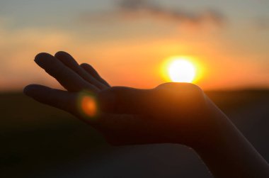 Sunset bulvarında bir yaz akşamında el avuç.