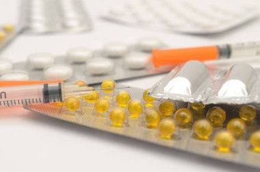 Kontraseptif tablet paketleri ve olmadan hafif bir arka plan üzerinde.