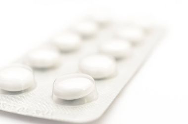Kontraseptif tablet paketleri ve olmadan hafif bir arka plan üzerinde.