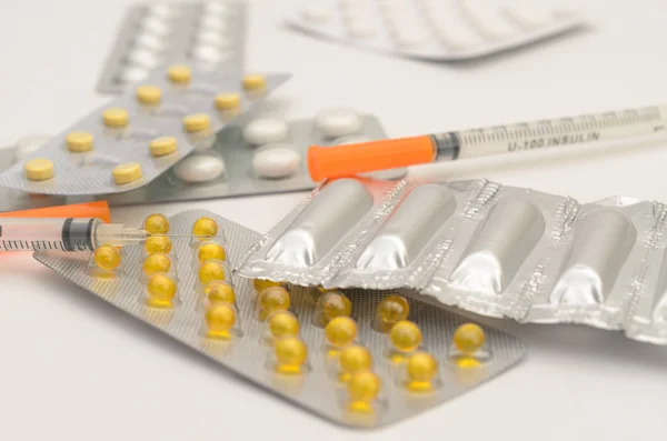 Kontraseptif tablet paketleri ve olmadan hafif bir arka plan üzerinde.