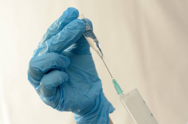 Doktor biyolojik bir sıvı ile testleri yapar.