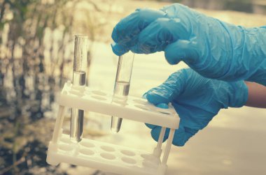 Bir su analiz için su deposu sınava.