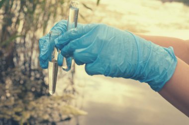 Bir su analiz için su deposu sınava.