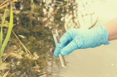 Bir su analiz için su deposu sınava.