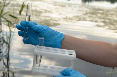 Bir su analiz için su deposu sınava.