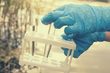 Bir su analiz için su deposu sınava.