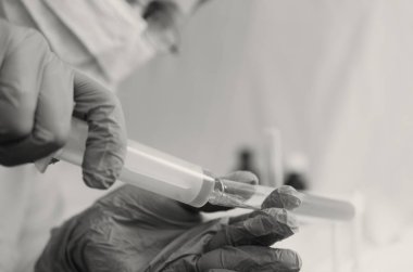 Doktor biyolojik bir sıvı ile testleri yapar.