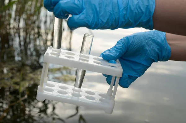 Bir su analiz için su deposu sınava.