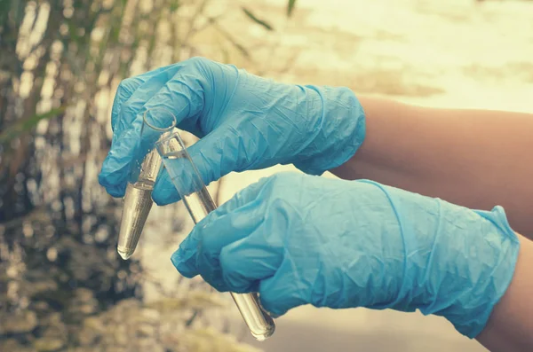 Bir su analiz için su deposu sınava.