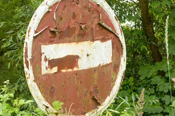 Stary zardzewiały znak jest zabronione w lesie. — Zdjęcie stockowe