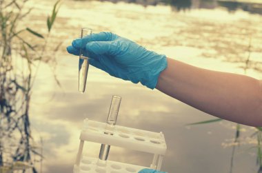 Bir su analiz için su deposu sınava.