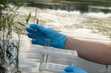 Bir su analiz için su deposu sınava.