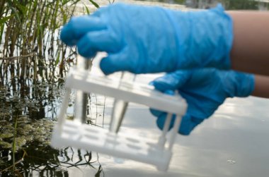 Bir su analiz için su deposu sınava.