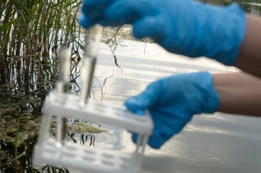 Bir su analiz için su deposu sınava.